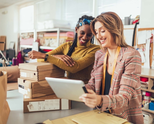 femmes qui discutent de leur entreprise et vente-conseil