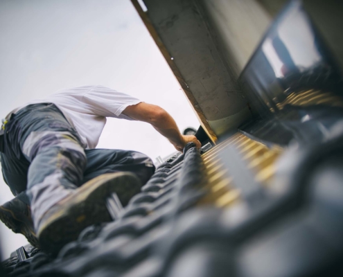 Pose de revêtements de toiture 5351